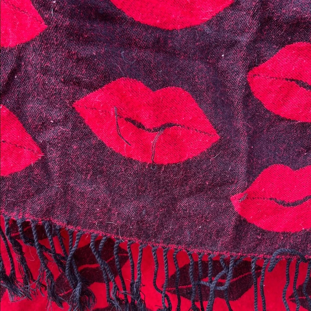 Victoria's Secret Lip Print Knit Fringe Throw Blanket Scarf Kiss Print